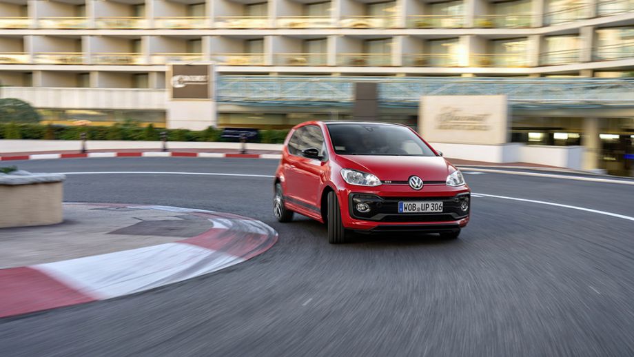 VW up! GTI rot fahrend