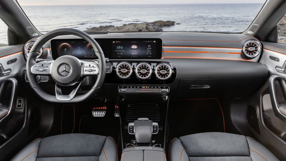 Mercedes Benz CLA AMG-Line kosmosschwarz Interieur MBUX